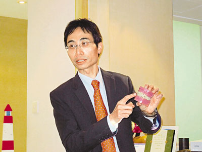 刘润华表示,约有7%港人患有先天缺失牙齿.香港文汇报记者郭兆东 摄