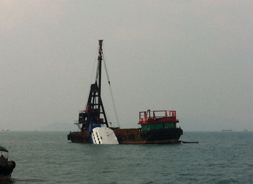 香港南丫岛撞船事故:趸船固定沉没船只搜救(图)