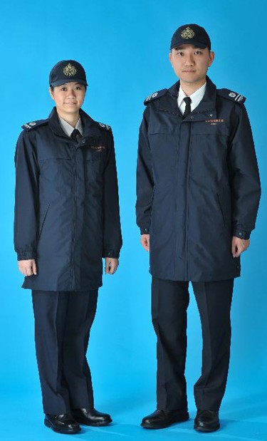 香港小贩管理人员更换新制服(图)