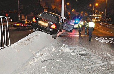 港男子开车“骑”上路警员意外揪出纵火通缉犯(图)