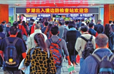 港人蛇年新时尚高铁回乡深圳各口岸现客流高峰