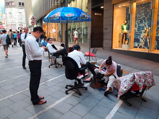 中环擦鞋匠与白领互为师友:他们对我们未冷眼相待