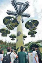 香港迪士尼游客吊半空10分钟因游客相机没系稳