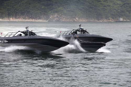 两艘"达汶山猫型"高速拦截艇示范追截走私快艇