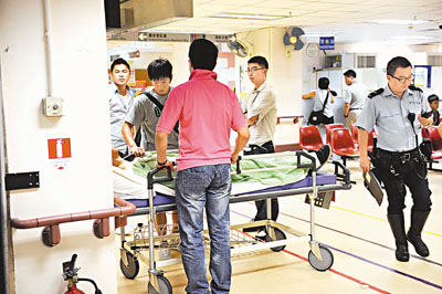 香港“毒品快餐车”遭遇追截倒车突围猛撞警