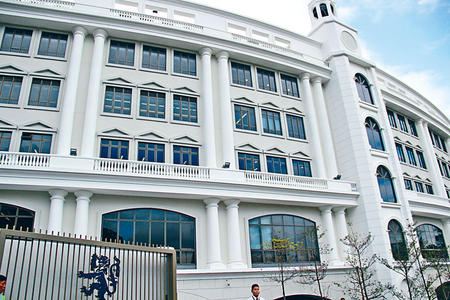 哈罗公学香港分校老师学历造假称因急需养家