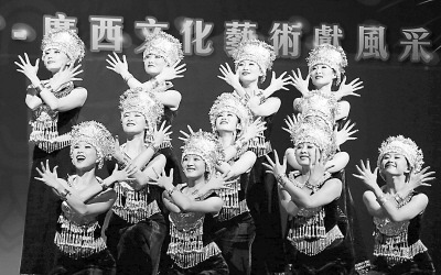 庆香港回归16年壮族演员表演《银落舞》(图)