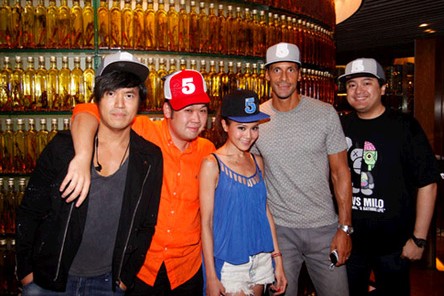 港嫩模周秀娜秘约曼联球星哄得对方巨额投资(组图)