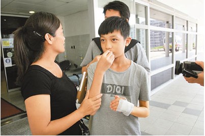 香港郊野公园野猴群哄抢薯片咬伤内地男童(图)