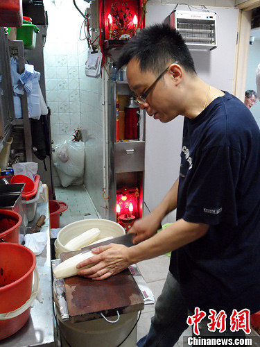 舌尖上香港—平民车仔面店少东认真烹调守护父业