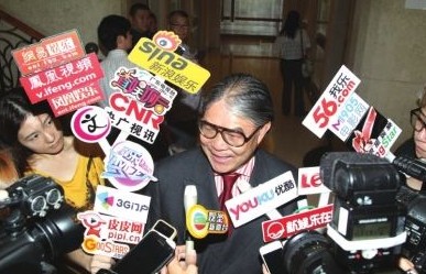 霍震霆医院抱孙子难掩喜悦笑称孙子很像父母(图)