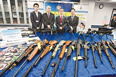 商贩网售武器港警方放蛇检获大量非法气枪(图)