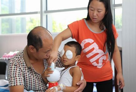 小斌斌手术后称“屁股疼”医院拟设账户接受捐款