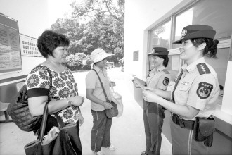 深圳边防女子执勤队重阳节服务过境边民(图)