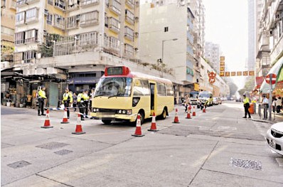 港小姐妹结伴上学姐姐遭小巴辗压卷入车底(图)