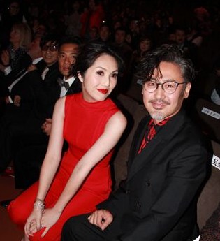 杨千嬅携夫亮相超抢眼大赞吴秀波有型(图)