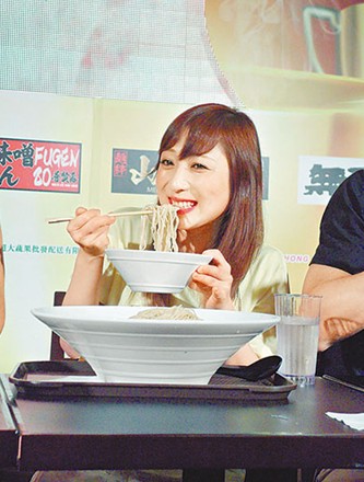 日本大胃美人身材傲人连吞2公斤拉面称还没吃饱