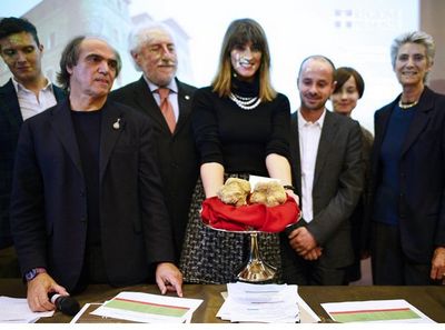 �Ӹۺ���Ů�ӳ�90�������Ͷ�á���¶������ͼ��