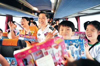 深圳7校招收双非学童深港两地共解“学位冲突”