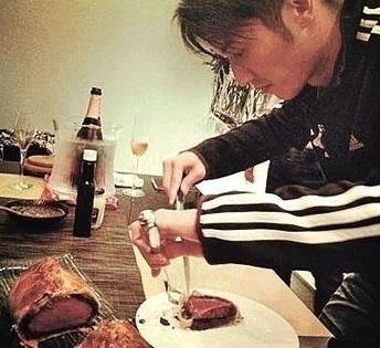 谢霆锋被曝厨艺好霍汶希称其擅长做鲍鱼(图)