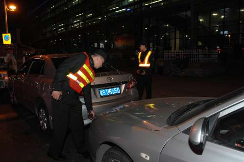 内地人赴港扫货带旺租车业跨境“黑车”年挣近百万