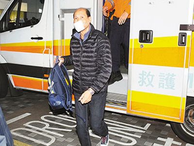 港老翁狂取免费报遭拒聋哑义工当和事佬不慎挨刀