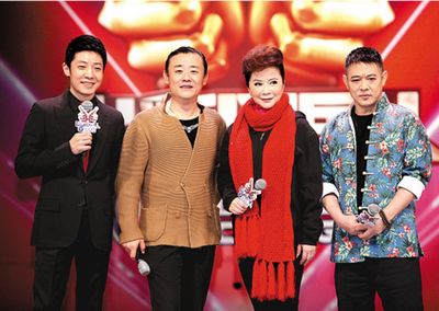 (右起)李连杰,蔡明,周立波接受撒贝宁"拷问".来源:羊城晚报