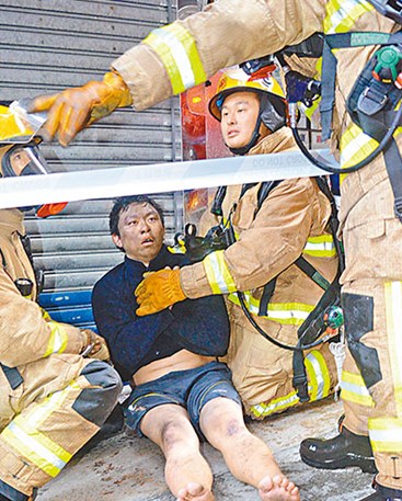 香港一大厦发生大火百人逃生 25人受伤13人危重