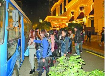 ���ž�����չ������ж�ץ��11���ڵ�����Ů��ͼ��