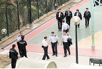 港女子穿内衣呆坐草丛路人疑淫魔犯案忙报警(图)