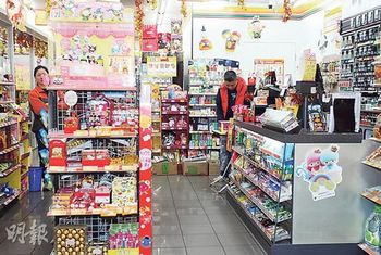 港男子假装买药持刀抢劫便利店大喊:“不要零钱”