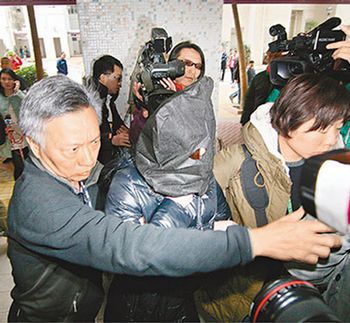 ���ŰӶ���ܺ�������4�˾���Ѻ��Ů������Ԣ����֤