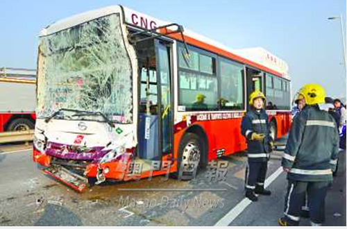 ����һ��ʿ�����δ����ײ�˿ͷ׵��ص��ˣ�ͼ��