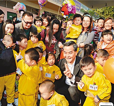 香港特首偕夫人逛花市市民惊喜争拍照(图)