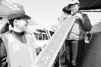 图:深圳边防向香港渔民传递新年祝福