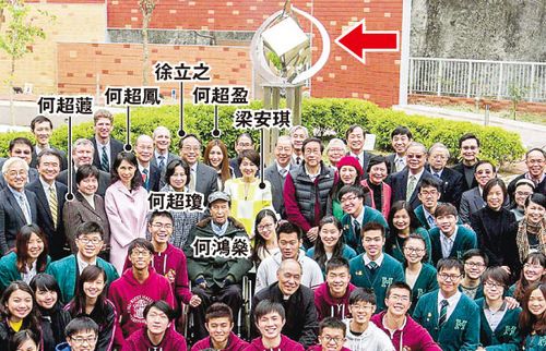 据香港《明报》报道,香港大学百周年校园近日竖立一座新雕塑,多谢校友