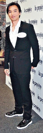 ����׾��������Ů�ѳ��Ƕ������ѣ�ͼ��