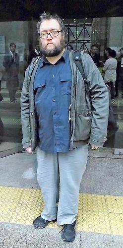 香港富商杨家诚洗钱被定罪英国球迷兴奋庆祝