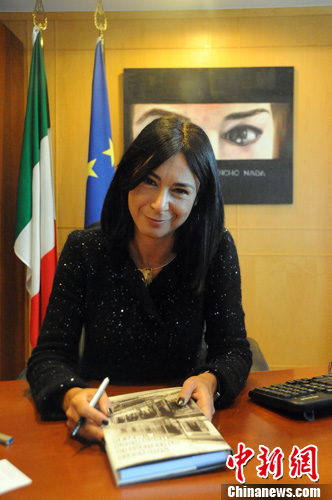 ͨѶ�����������Ů�ˡ����������פ�۰�������