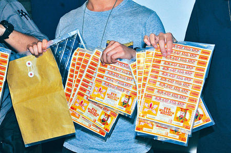 冥币当赎金 香港警方智擒两名电话诈骗人员