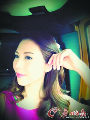 ���ٷң���Ů����һ��ѧУ