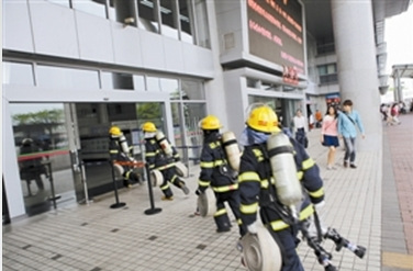 深港举行消防演练检查消防合作机制