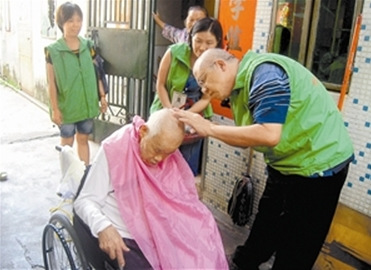 香港老人行善不辍成“东莞好人”(图)