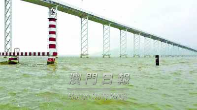 澳门发生两宗撞船事故运沙船撞毁旧桥护栏被截获