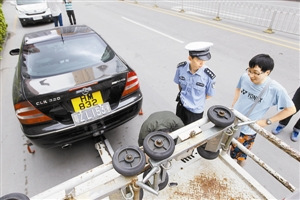 深圳严查违规港澳跨境车百余辆车逾期未返香港