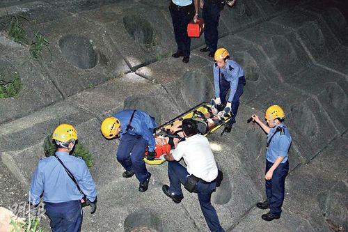 香港一“龙友”摸黑拍摄不慎坠落堤坝情况危殆