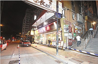 香港一广告牌脱落砸坏的士司机叹倒霉