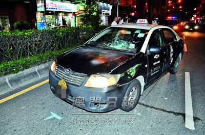 ���ų��⳵ײ���ڵؿ͵��粣�����ѣ�ͼ��