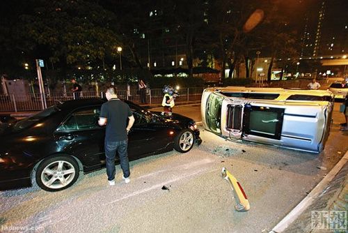 香港发生两车相撞事故两人受轻伤自行逃生