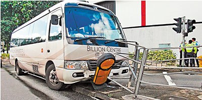 ���һ���س˿Ͱ�ʿײ�ϻ���4��7Ů���ˣ�ͼ��